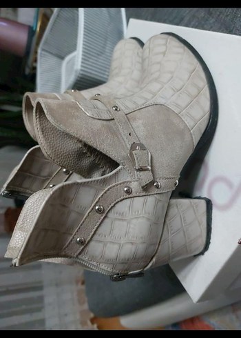 Bej Yılan Desenli Tokalı Kadın Bot - Görsel 2