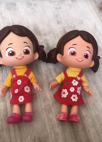 Çiçekli elbiseli kahverengi saçlı oyuncak bebekler