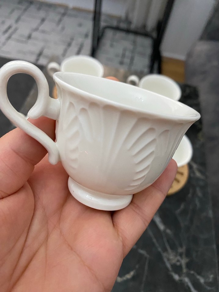 Beyaz Seramik 5'li Fincan Seti ve Ahşap Altlıklar - Görsel 4