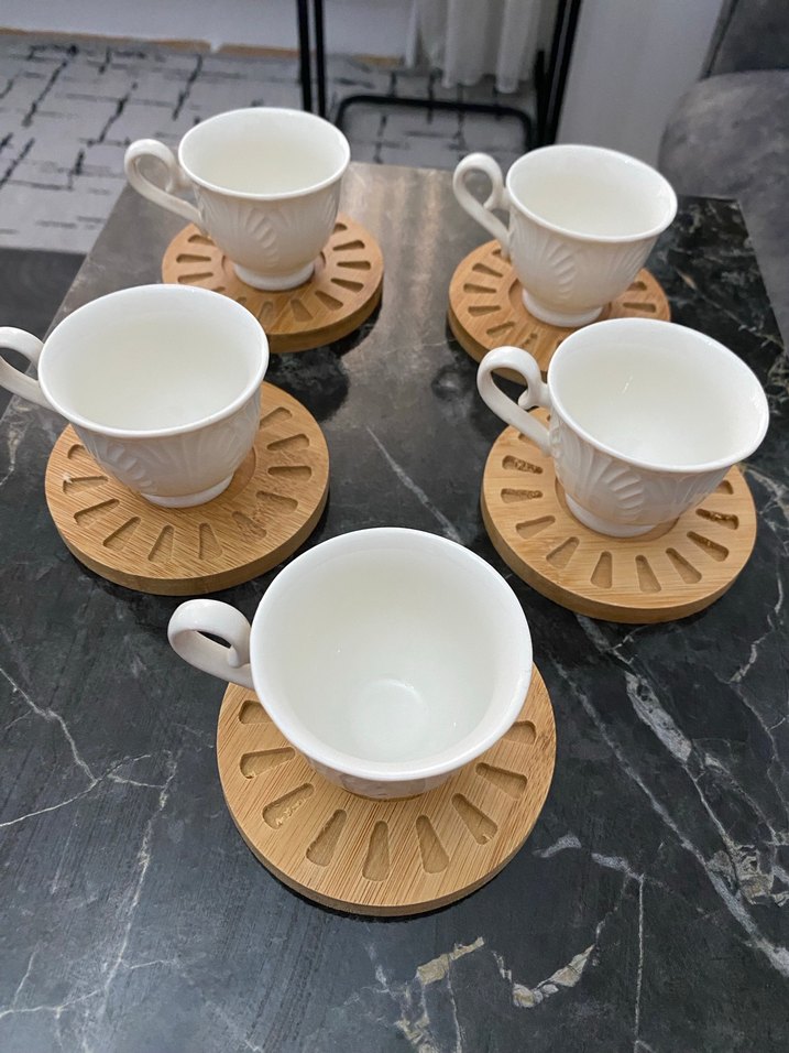 Beyaz Seramik 5'li Fincan Seti ve Ahşap Altlıklar - Görsel 2