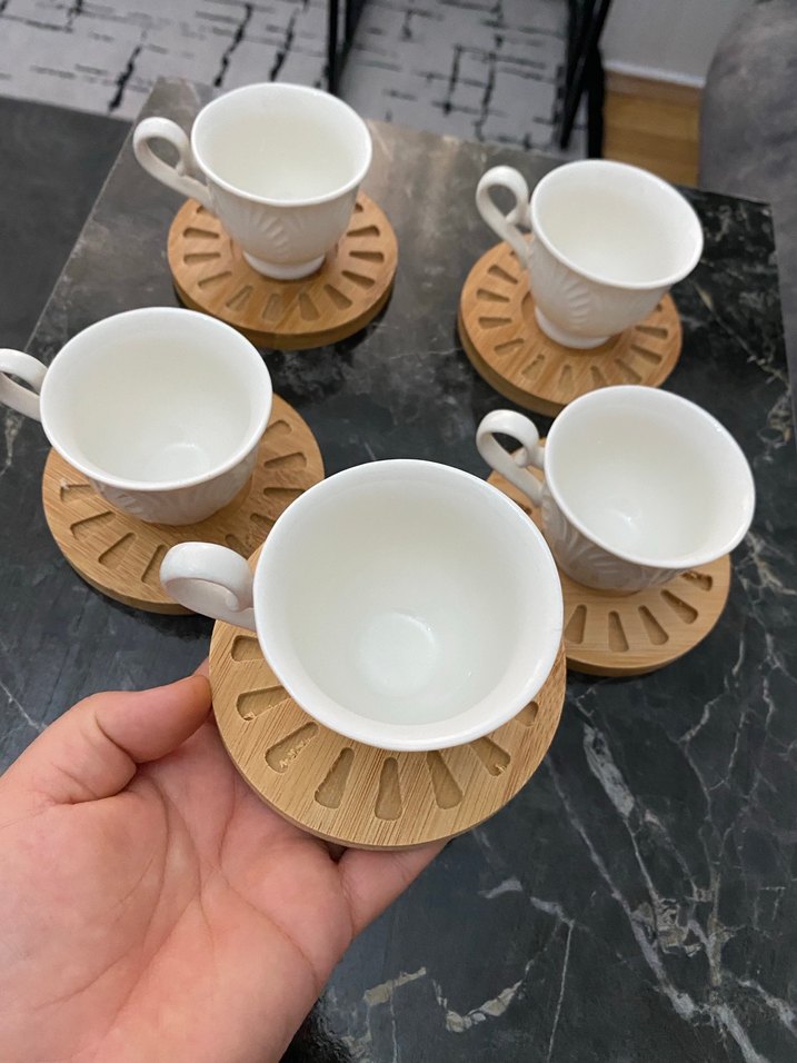 Beyaz Seramik 5'li Fincan Seti ve Ahşap Altlıklar - Görsel 3
