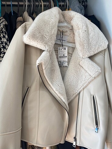 l Beden beyaz Renk Stradivarius biker ceket