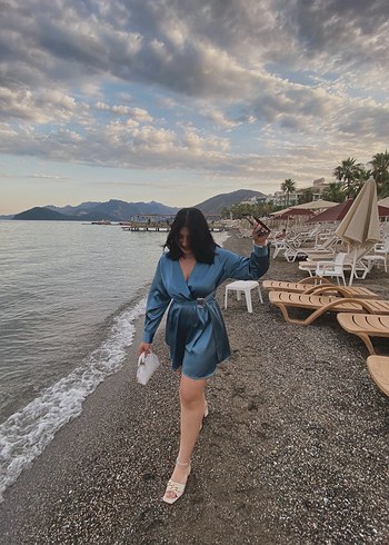 l Beden Kemer Detaylı Mavi Mini Saten Tulum