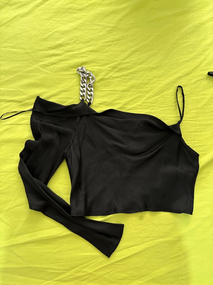 Zincir Detaylı Siyah Tek Kollu Bluz - Görsel 2