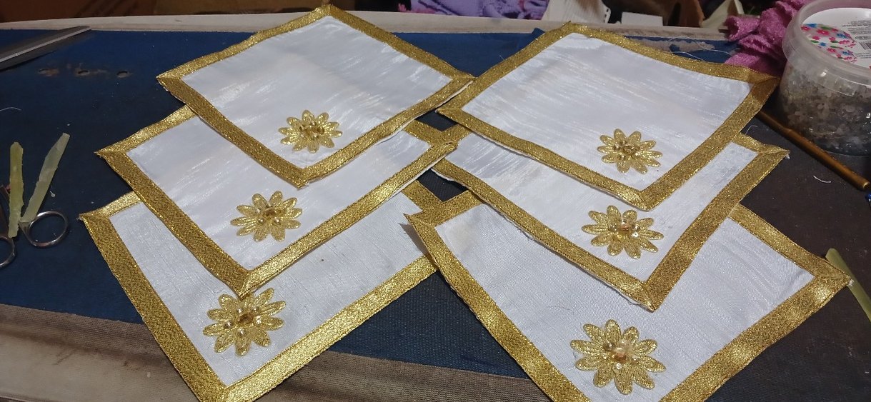 Beyaz ve Altın Detaylı kokteyl peçete - Görsel 4