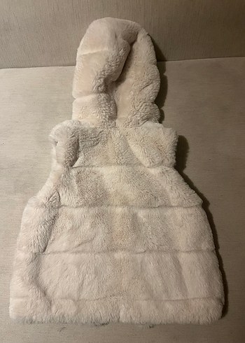 Kız Çocuk Beyaz Kürklü Kapüşonlu Yelek - Görsel 3