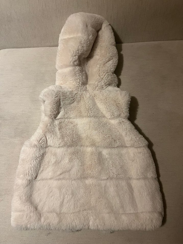 Kız Çocuk Beyaz Kürklü Kapüşonlu Yelek - Görsel 3