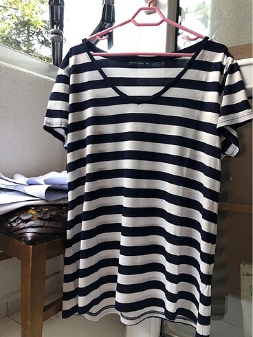 V yaka çizgili tshirt