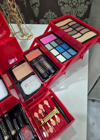 Renkli Makyaj Seti - Kırmızı Kutuda - Görsel 4