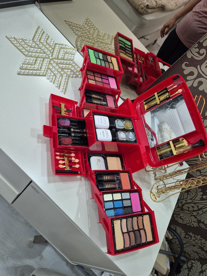 Renkli Makyaj Seti - Kırmızı Kutuda - Görsel 2