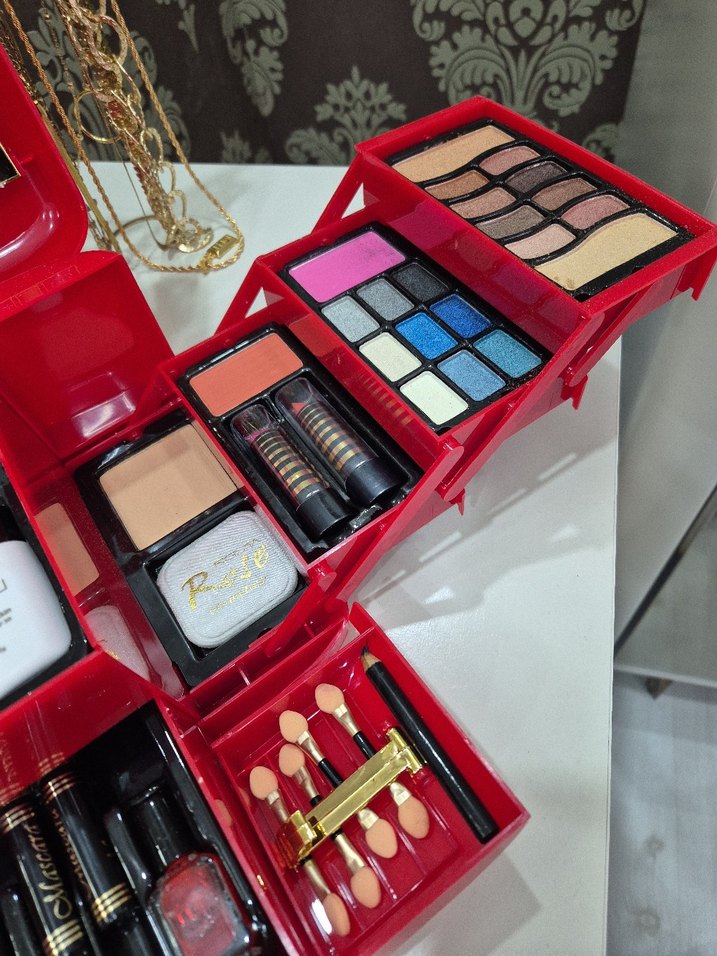 Renkli Makyaj Seti - Kırmızı Kutuda - Görsel 4