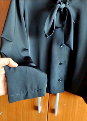 Siyah İpek Görünümlü Bağlamalı Klasik Gömlek - Görsel 4