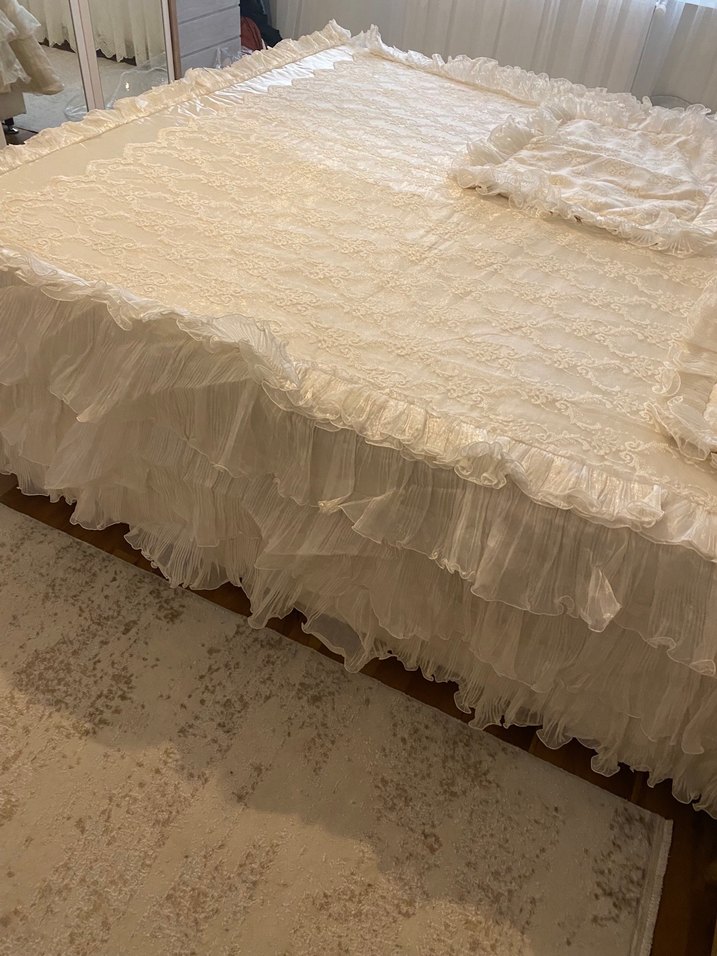 İşlemeli kremYatak Örtüsü - Görsel 2