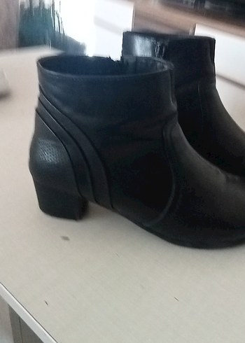 40 Beden Siyah Deri Tokalı Kadın Bot