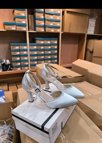 Beyaz Tokalı Stiletto Topuklu Kadın Ayakkabı - Görsel 7