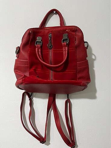 Kırmızı renkli sırt çantası