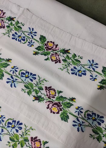 kanaviçe işlemeli takım