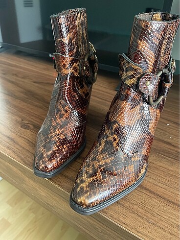 Elle Kovboy yilan gorunumlu bot