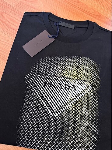 Prada tişört