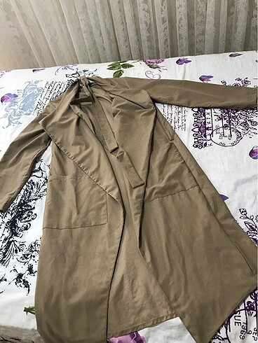 Trenchcoat ve iki tane çanta