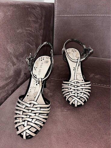 Nine West beyaz tokalı ayakkabı