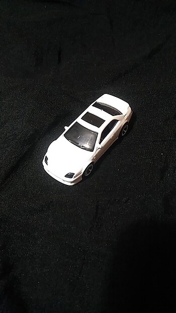 Beyaz oyuncak araba