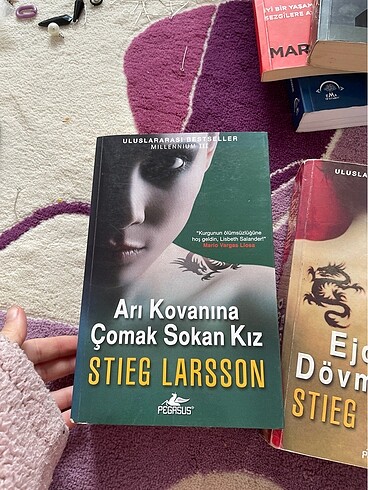 Beden Ejderha dövmeli kız arı kovanına çomak sokan kız