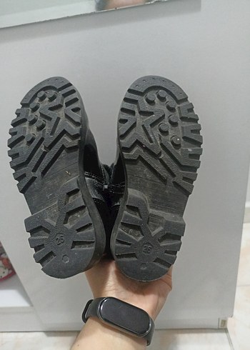 Kızlar için Siyah Kürklü Goth Bot - Görsel 4