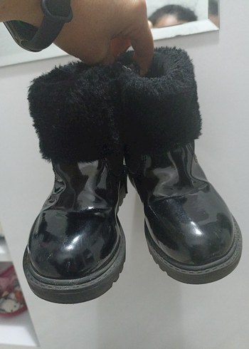 Kızlar için Siyah Kürklü Goth Bot - Görsel 3