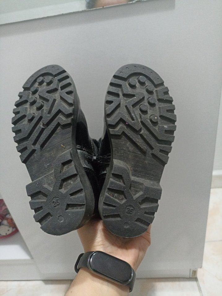 Kızlar için Siyah Kürklü Goth Bot - Görsel 4