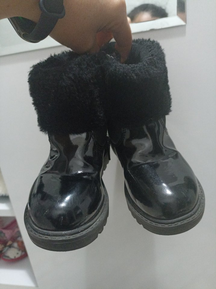 Kızlar için Siyah Kürklü Goth Bot - Görsel 3