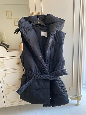 BERSHKA MEŞHUR ŞİŞME YELEK KAPŞONLU
