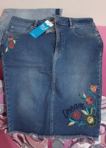 Nakışlı Düğmeli Mini Kot Etek