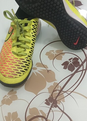 32 Beden sarı Renk Nike orijinal halı saha ayakkabısı 