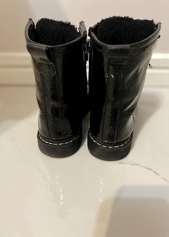 Siyah Parlak Deri Tokalı Blok Topuklu Bot - Görsel 3