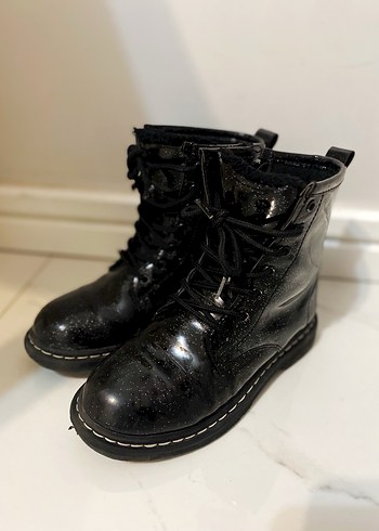 Siyah Parlak Deri Tokalı Blok Topuklu Bot - Görsel 5