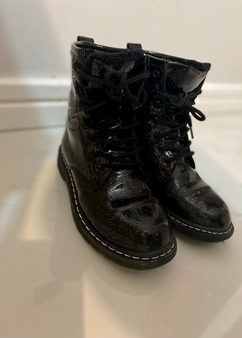 Siyah Parlak Deri Tokalı Blok Topuklu Bot - Görsel 2