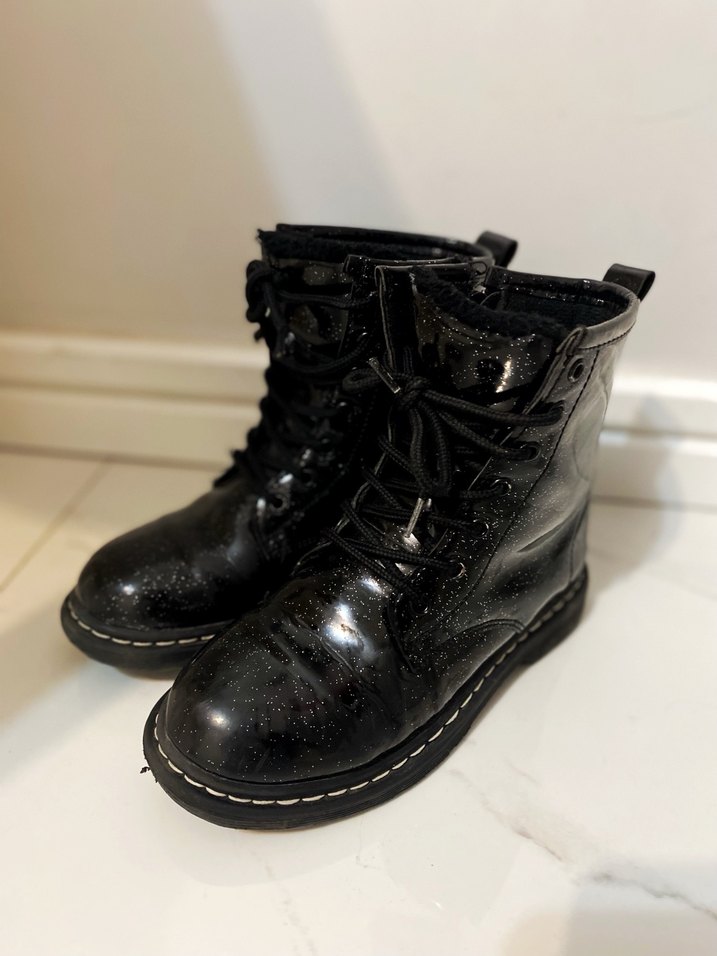 Siyah Parlak Deri Tokalı Blok Topuklu Bot - Görsel 5