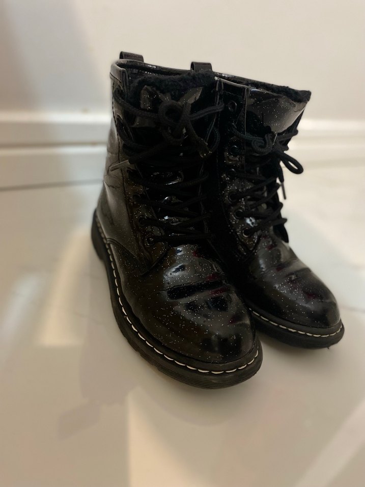 Siyah Parlak Deri Tokalı Blok Topuklu Bot - Görsel 2