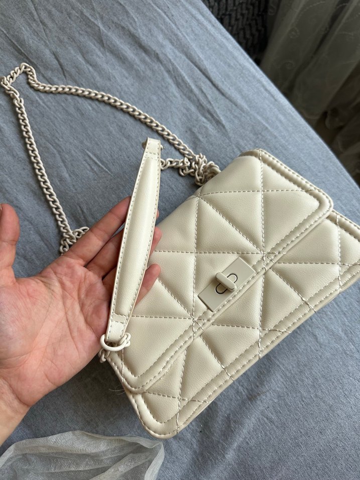 Zincir Detaylı Beyaz Deri Kadın Çanta - Görsel 3