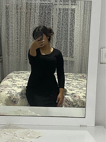 Siyah elbise midi