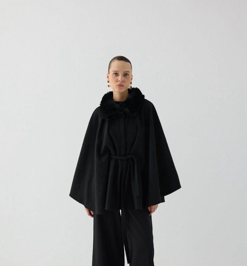 Siyah Kürklü Kadın Panço - Görsel 5