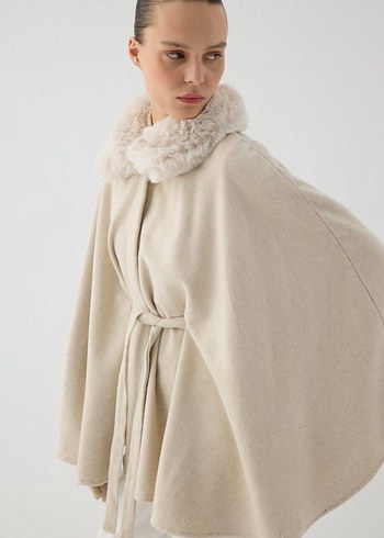 Bej Kürklü Kadın Panço - Görsel 2