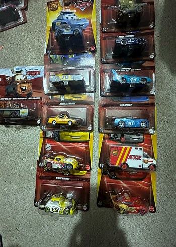 Çeşitli Renklerde Koyu Tonlarda Oyuncak Arabalar - Görsel 3