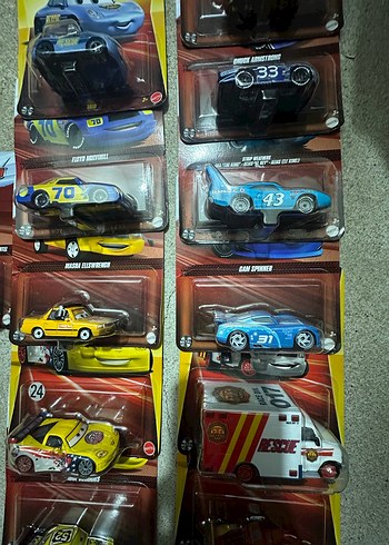 Çeşitli Renklerde Koyu Tonlarda Oyuncak Arabalar - Görsel 4