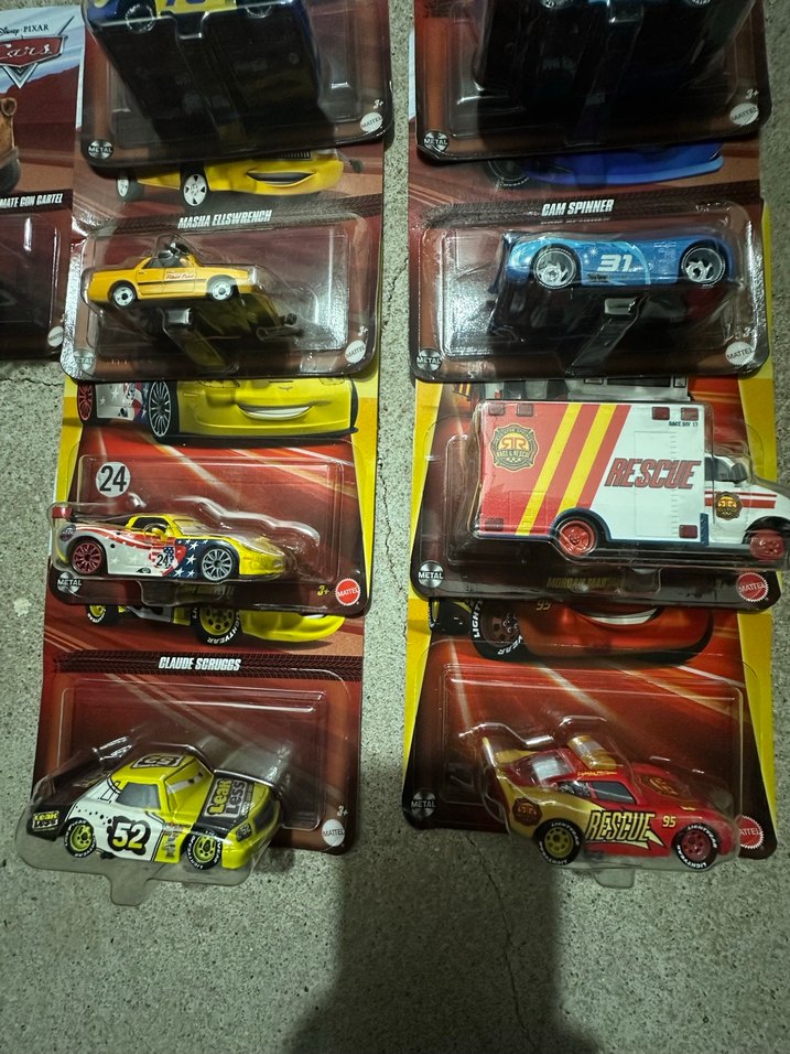 Çeşitli Renklerde Koyu Tonlarda Oyuncak Arabalar - Görsel 5