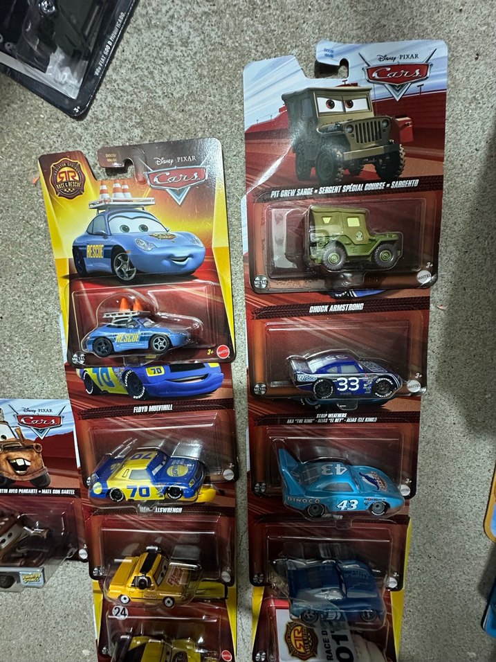 Çeşitli Renklerde Koyu Tonlarda Oyuncak Arabalar - Görsel 2