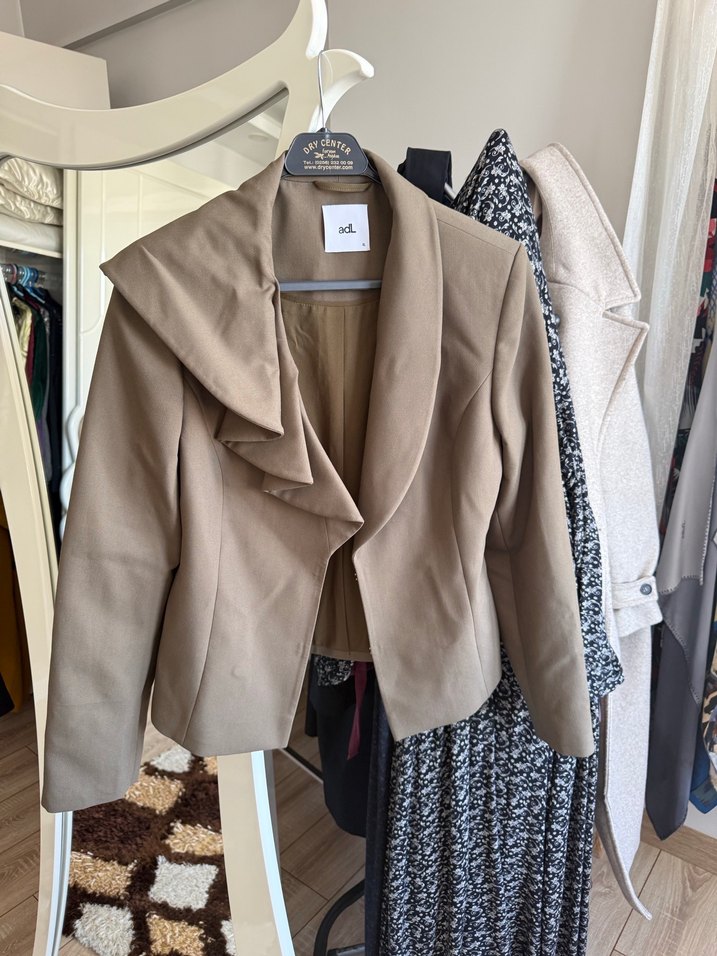 Bej Midi Hamile Ceket Drapeli Yakalı
Adl blazer - Görsel 2