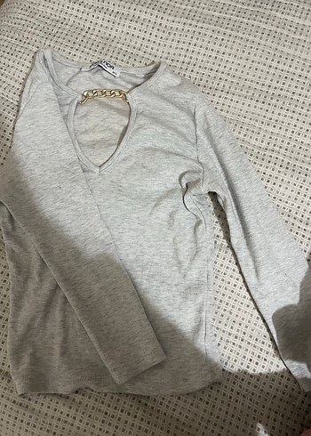 Gri Zincir Detaylı V Yaka Uzun Kollu Kadın Bluz - Görsel 3