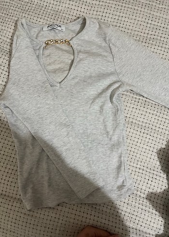 Gri Zincir Detaylı V Yaka Uzun Kollu Kadın Bluz - Görsel 2